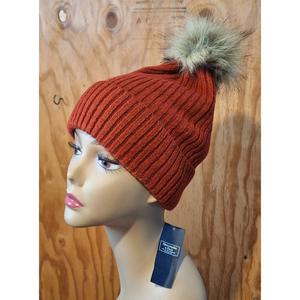 NWT Abercrombie & Fitch Fur Pom Beanie OS Red Ribbed Knit Outdoor Winter Nature
